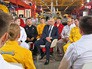 Президент России Владимир Путин общается с рабочими предприятия "Этерно" Президент России Владимир Путин общается с рабочими предприятия "Этерно"