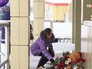 Девушка возлагает цветы в память о погибших в автокатастрофе на трассе Тюмень — Ханты-Мансийск Девушка возлагает цветы в память о погибших в автокатастрофе на трассе Тюмень — Ханты-Мансийск