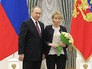 Президент России Владимир Путин во время вручения госпремии Елизавете Глинке в Кремле Президент России Владимир Путин во время вручения госпремии Елизавете Глинке в Кремле
