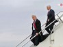 Дональд Трамп спускается по трапу самолета Дональд Трамп спускается по трапу самолета
