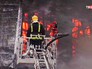 Пожарные МЧС на месте возгорания Пожарные МЧС на месте возгорания