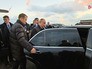 Президент России Владимир Путин садится в автомобиль Президент России Владимир Путин садится в автомобиль