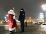 Дед Мороз с сотрудником полиции у фуры с главной новогодней елкой страны на Красной площади Дед Мороз с сотрудником полиции у фуры с главной новогодней елкой страны на Красной площади