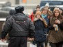 Полицейский и прохожие в Москве Полицейский и прохожие в Москве