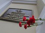 Москвичи несут цветы к зданию Академического ансамбля песни и пляски Российской армии имени Александрова Москвичи несут цветы к зданию Академического ансамбля песни и пляски Российской армии имени Александрова