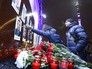 Цветы у здания телецентра «Останкино» в память о погибших в крушении Ту-154 Цветы у здания телецентра «Останкино» в память о погибших в крушении Ту-154