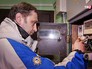 Электрики осматривают электрощетчики Электрики осматривают электрощетчики