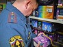 Сотрудники МЧС проверяют магазин по продажа пиротехники Сотрудники МЧС проверяют магазин по продажа пиротехники