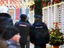 Полицейские дежурят в местах массового скопления людей Полицейские дежурят в местах массового скопления людей