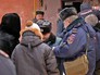 Полиция допрашивает свидетелей происшествия Полиция допрашивает свидетелей происшествия