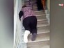 Пациентка поликлиники в Уфе спускается по лестнице на коленях Пациентка поликлиники в Уфе спускается по лестнице на коленях