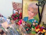 Цветы у здания благотворительного фонда МОО "Справедливая помощь" в память о погибшей Елизавете Глинка (Доктор Лиза) Цветы у здания благотворительного фонда МОО "Справедливая помощь" в память о погибшей Елизавете Глинка (Доктор Лиза)