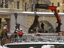 Демонтаж скульптур грифонов с Банковского моста в Санкт-Петербурге для отправки их на реставрацию Демонтаж скульптур грифонов с Банковского моста в Санкт-Петербурге для отправки их на реставрацию