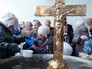 Верующие набирают воду в Крещенский сочельник Верующие набирают воду в Крещенский сочельник