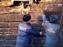 Сотрудники МЧС и следственного комитета изучают последствия пожара Сотрудники МЧС и следственного комитета изучают последствия пожара