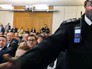 Охрана выводит журналиста Грэма Филлипса с заседания Охрана выводит журналиста Грэма Филлипса с заседания