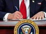 Дональд Трамп подписывает документ Дональд Трамп подписывает документ