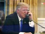 Дональд Трамп разговаривает по телефону Дональд Трамп разговаривает по телефону