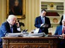 Дональд Трамп разговаривает по телефону Дональд Трамп разговаривает по телефону