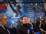 Мануэль Вальс общается с журналистами на избирательном участке Мануэль Вальс общается с журналистами на избирательном участке