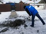 Сотрудник ОБСЕ осматривает воронку от 122-мм артиллерийского снаряда Сотрудник ОБСЕ осматривает воронку от 122-мм артиллерийского снаряда