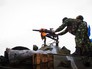 Украинские солдаты ведут огонь из гранатомета Украинские солдаты ведут огонь из гранатомета