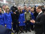 Председатель правительства России Дмитрий Медведев беседует с работниками предприятия АО "Кировское машиностроительное предприятие" Председатель правительства России Дмитрий Медведев беседует с работниками предприятия АО "Кировское машиностроительное предприятие"
