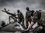 Украинские солдаты ведут огонь из гранатомета Украинские солдаты ведут огонь из гранатомета