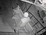 Замерзающий мужчина на крыльце дома престарелых Замерзающий мужчина на крыльце дома престарелых
