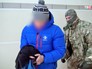Задержанный участник хакерской группы под конвоем Задержанный участник хакерской группы под конвоем