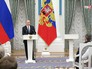 Президент Владимир Путин во время церемонии награждения Президент Владимир Путин во время церемонии награждения