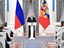 Президент Владимир Путин во время церемонии награждения Президент Владимир Путин во время церемонии награждения