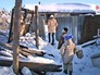 Семья на месте сгоревшего дома Семья на месте сгоревшего дома
