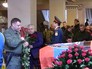 Александр Захарченко на церемонии прощаниея с ополченцем ДНР с позывным "Гиви" Александр Захарченко на церемонии прощаниея с ополченцем ДНР с позывным "Гиви"