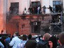 Люди выбираются на карниз здания во время пожара в Доме профсоюзов в Одессе Люди выбираются на карниз здания во время пожара в Доме профсоюзов в Одессе