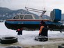 Сотрудники МЧС спускают на озеро Телецкое судно на воздушной подушке для проведения поисковых работ Сотрудники МЧС спускают на озеро Телецкое судно на воздушной подушке для проведения поисковых работ