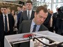 Председатель правительства России Дмитрий Медведев во время осмотра инновационных разработок, в ходе посещения центра "Сколково" Председатель правительства России Дмитрий Медведев во время осмотра инновационных разработок, в ходе посещения центра "Сколково"