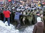 Полиция Украины сдерживает митингующих Полиция Украины сдерживает митингующих