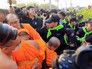 Потасовка буддийских монахов с полицейскими в Бангкоке Потасовка буддийских монахов с полицейскими в Бангкоке