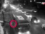 Камчатский автобус тащит женщину по дороге Камчатский автобус тащит женщину по дороге
