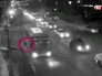 Камчатский автобус тащит женщину по дороге Камчатский автобус тащит женщину по дороге