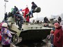 Дети осматривают военную технику Дети осматривают военную технику