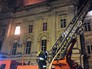Пожарные работают на месте возгорания Пожарные работают на месте возгорания