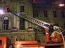 Пожарные работают на месте возгорания Пожарные работают на месте возгорания