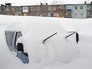 Занесенный снегом автомобиль после мощного цилона Занесенный снегом автомобиль после мощного цилона