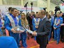 Владимиру Путину дарят плюшевую лайку Владимиру Путину дарят плюшевую лайку