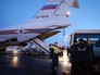 Сотрудник МЧС России переносит тяжелобольного ребенка, прибывшего из Донбасса Сотрудник МЧС России переносит тяжелобольного ребенка, прибывшего из Донбасса