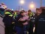 Сотрудник МЧС России переносит тяжелобольного ребенка, прибывшего из Донбасса в автомобиль скорой помощи Сотрудник МЧС России переносит тяжелобольного ребенка, прибывшего из Донбасса в автомобиль скорой помощи