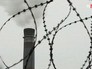 Труба завода за колючей проволокой Труба завода за колючей проволокой