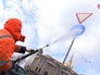 Коммунальщики моют дорожные знаки Коммунальщики моют дорожные знаки